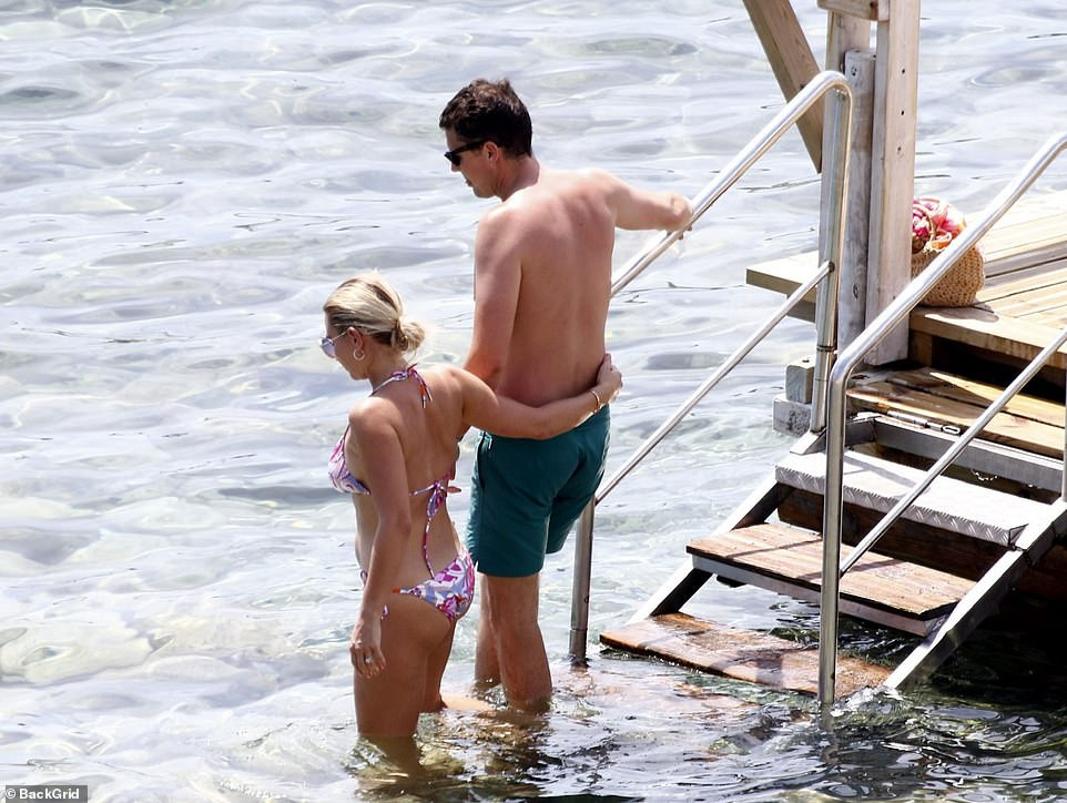 Sao truyền hình Anh khoe đường cong ‘bốc lửa’ với set bikini gần 15 triệu đồng ảnh 7