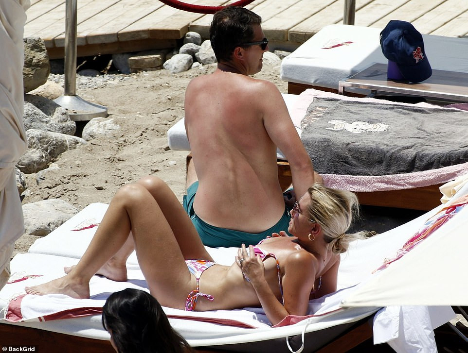 Sao truyền hình Anh khoe đường cong ‘bốc lửa’ với set bikini gần 15 triệu đồng ảnh 8