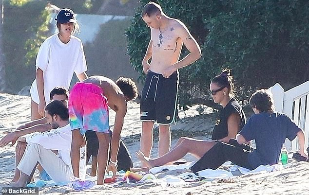 Ảnh chụp trộm mờ nhoẹt không che được thân hình ‘cực phẩm’ của Kendall Jenner ảnh 1