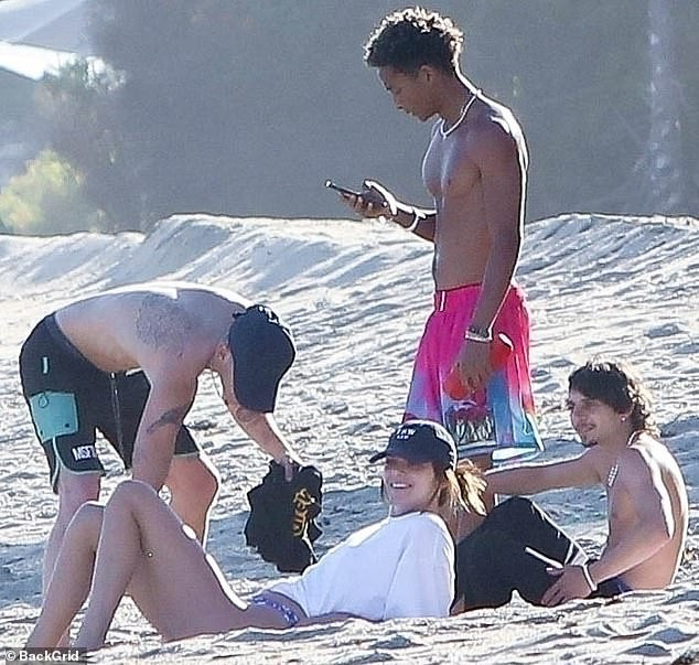 Ảnh chụp trộm mờ nhoẹt không che được thân hình ‘cực phẩm’ của Kendall Jenner ảnh 2