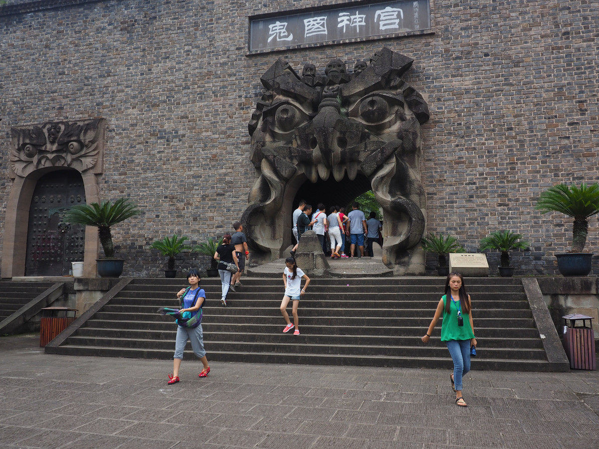 Rợn người bước vào 'chốn địa ngục ở trần gian' tại Trung Quốc ảnh 14