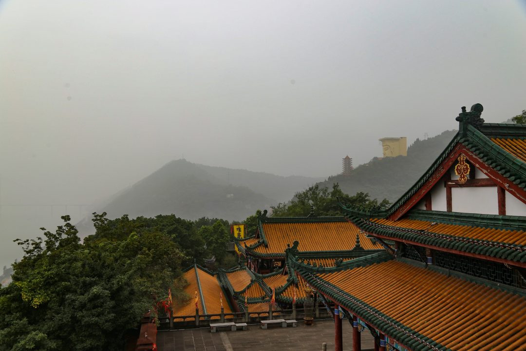 Rợn người bước vào 'chốn địa ngục ở trần gian' tại Trung Quốc ảnh 2