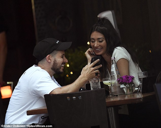 Đi ăn cùng ‘tay sát gái’, Francesca Farago mặc crop-top hở bạo còn ‘quên’ nội y ảnh 5