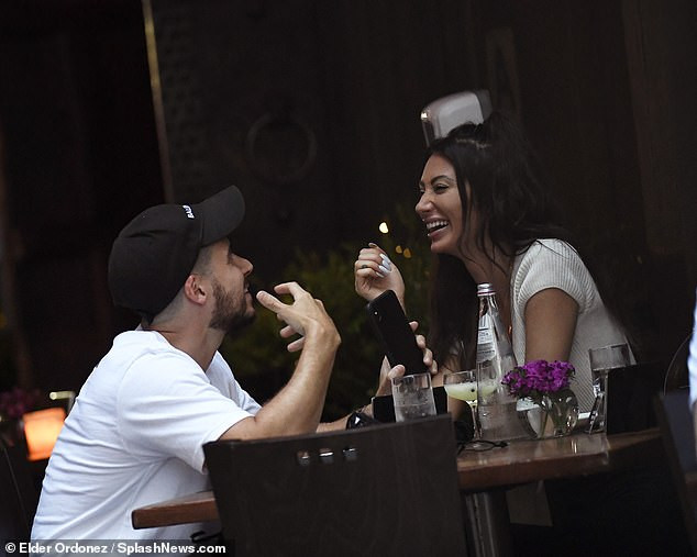 Đi ăn cùng ‘tay sát gái’, Francesca Farago mặc crop-top hở bạo còn ‘quên’ nội y ảnh 2