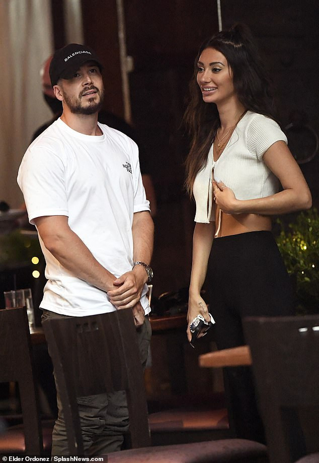 Đi ăn cùng ‘tay sát gái’, Francesca Farago mặc crop-top hở bạo còn ‘quên’ nội y ảnh 7