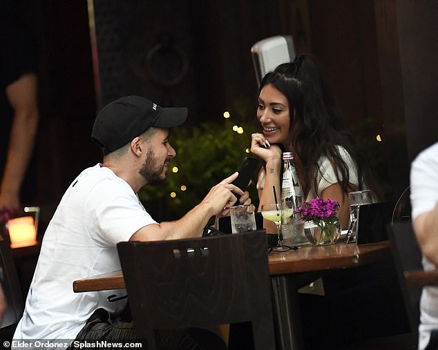 Đi ăn cùng ‘tay sát gái’, Francesca Farago mặc crop-top hở bạo còn ‘quên’ nội y ảnh 6