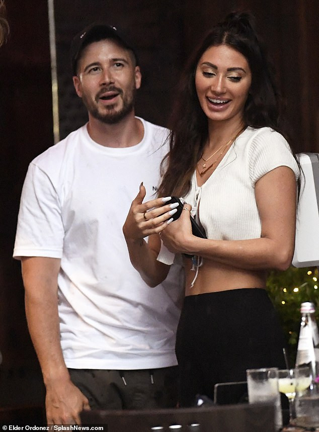 Đi ăn cùng ‘tay sát gái’, Francesca Farago mặc crop-top hở bạo còn ‘quên’ nội y ảnh 1