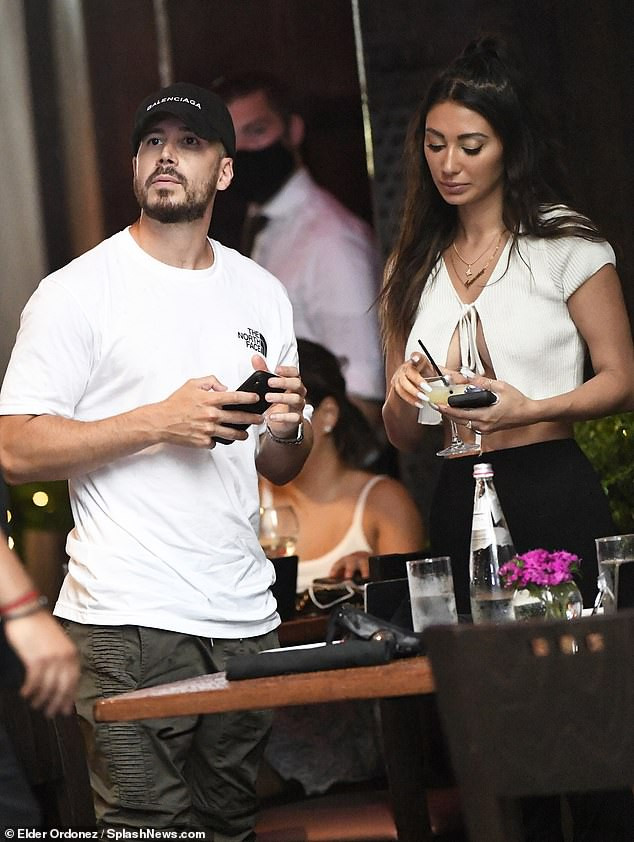 Đi ăn cùng ‘tay sát gái’, Francesca Farago mặc crop-top hở bạo còn ‘quên’ nội y ảnh 8