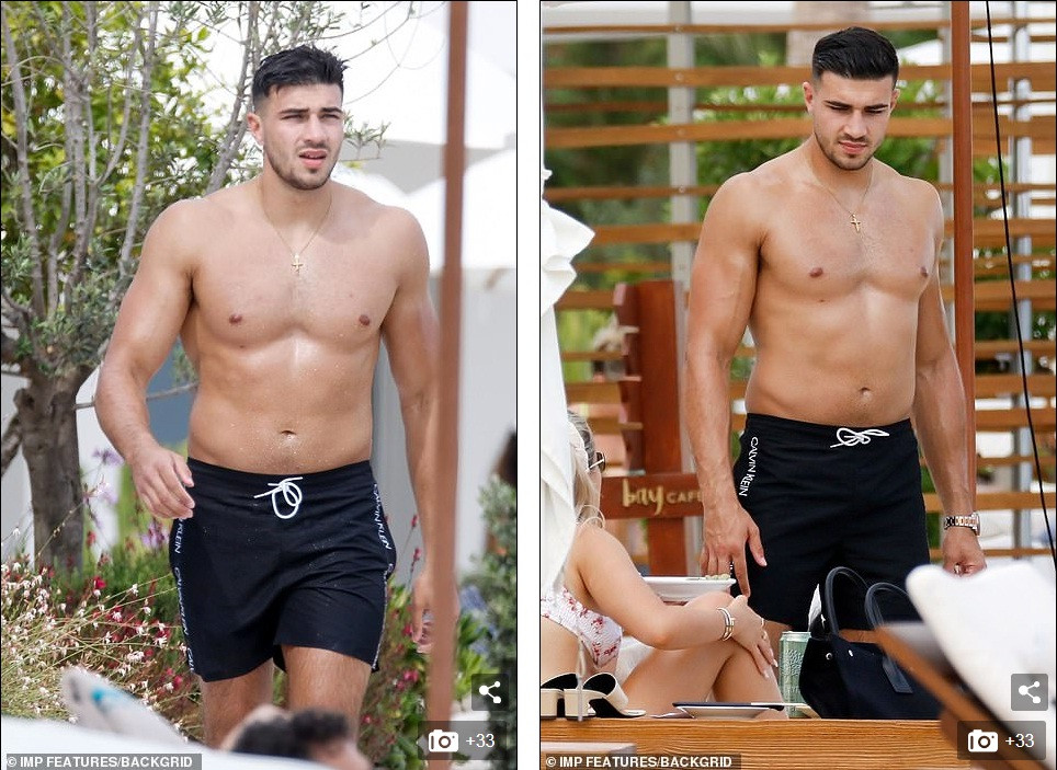 Thả dáng với bikini sexy, sao truyền hình Anh bị ‘soi’ vòng ba xập xệ ảnh 7