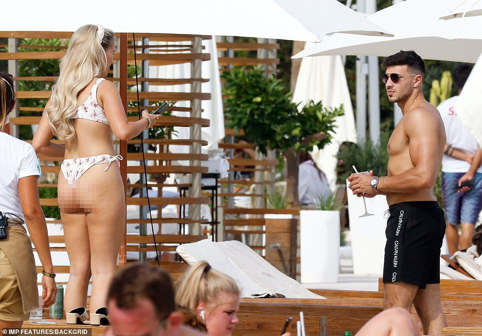 Thả dáng với bikini sexy, sao truyền hình Anh bị ‘soi’ vòng ba xập xệ ảnh 1