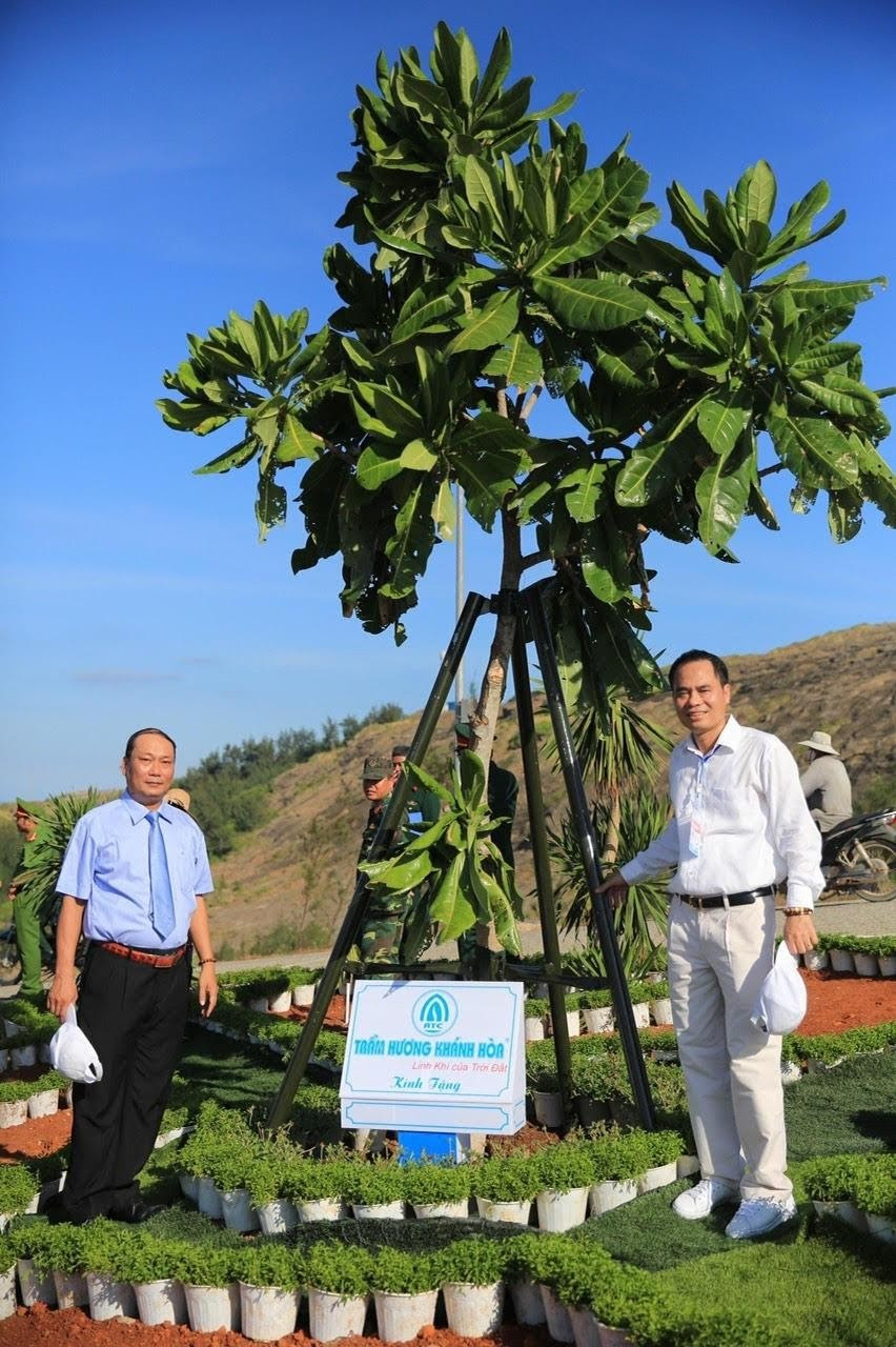 Trầm hương Khánh Hòa trao tặng vườn hoa tại cột cờ Thới Lới cho huyện đảo Lý Sơn ảnh 2