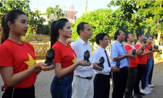 Trầm hương Khánh Hòa trao tặng vườn hoa tại cột cờ Thới Lới cho huyện đảo Lý Sơn ảnh 4