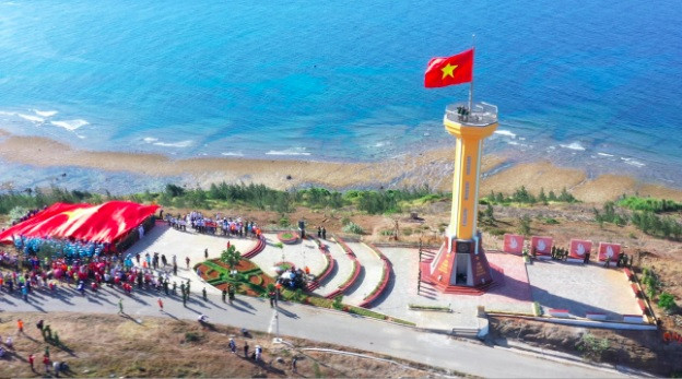 Trầm hương Khánh Hòa trao tặng vườn hoa tại cột cờ Thới Lới cho huyện đảo Lý Sơn ảnh 1