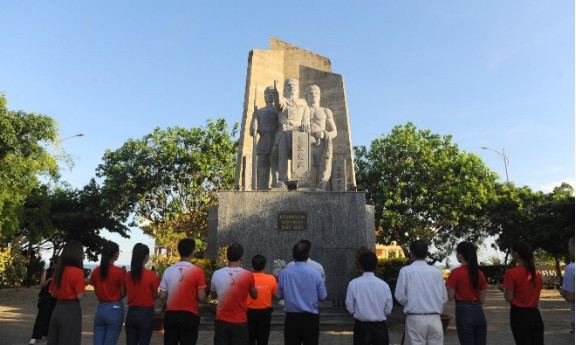 Trầm hương Khánh Hòa trao tặng vườn hoa tại cột cờ Thới Lới cho huyện đảo Lý Sơn ảnh 3