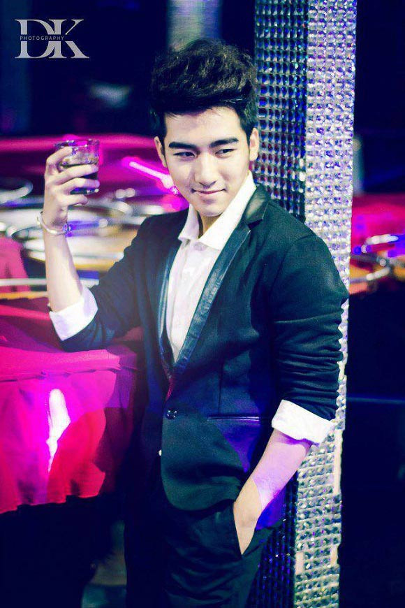 Lục Triều Vỹ: Từ mẫu vô danh, bị đại gia gạ tình đến 'tú ông' đường dây mại dâm 30.000 USD ảnh 2