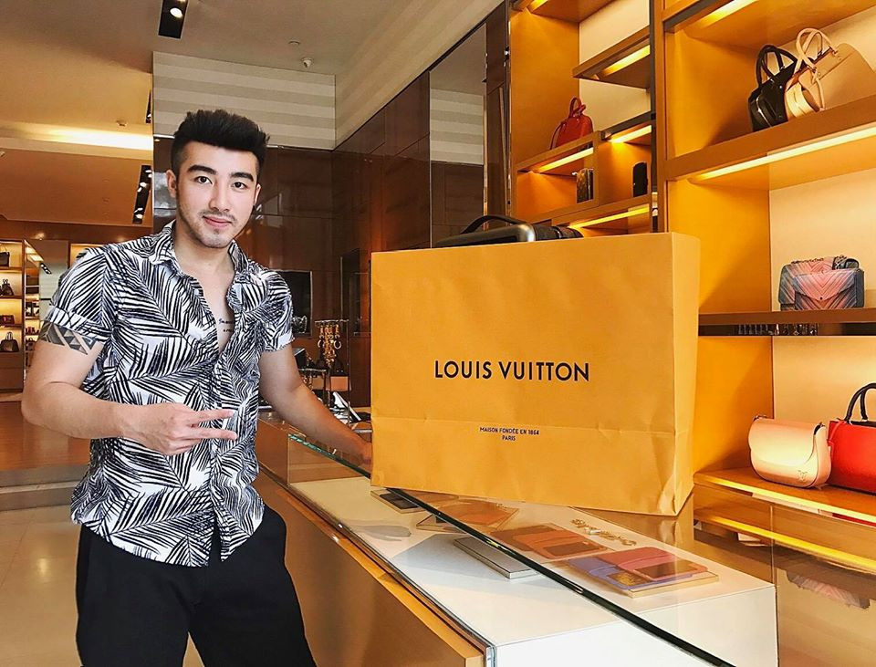 Lục Triều Vỹ: Từ mẫu vô danh, bị đại gia gạ tình đến 'tú ông' đường dây mại dâm 30.000 USD ảnh 6