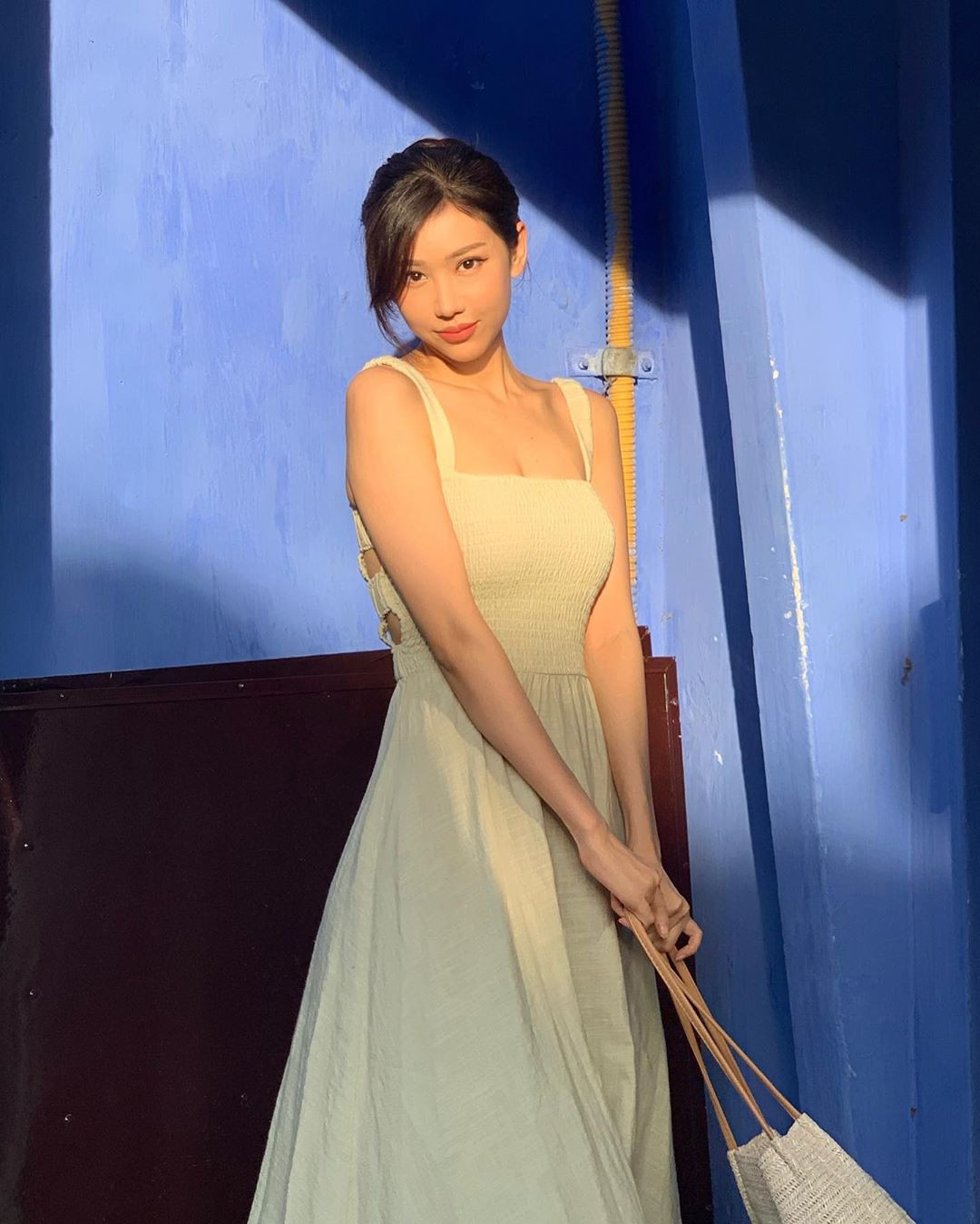 Nữ ca sĩ ‘Ghen Cô Vy’ thả dáng với bikini, đường cong gây sốt ảnh 8