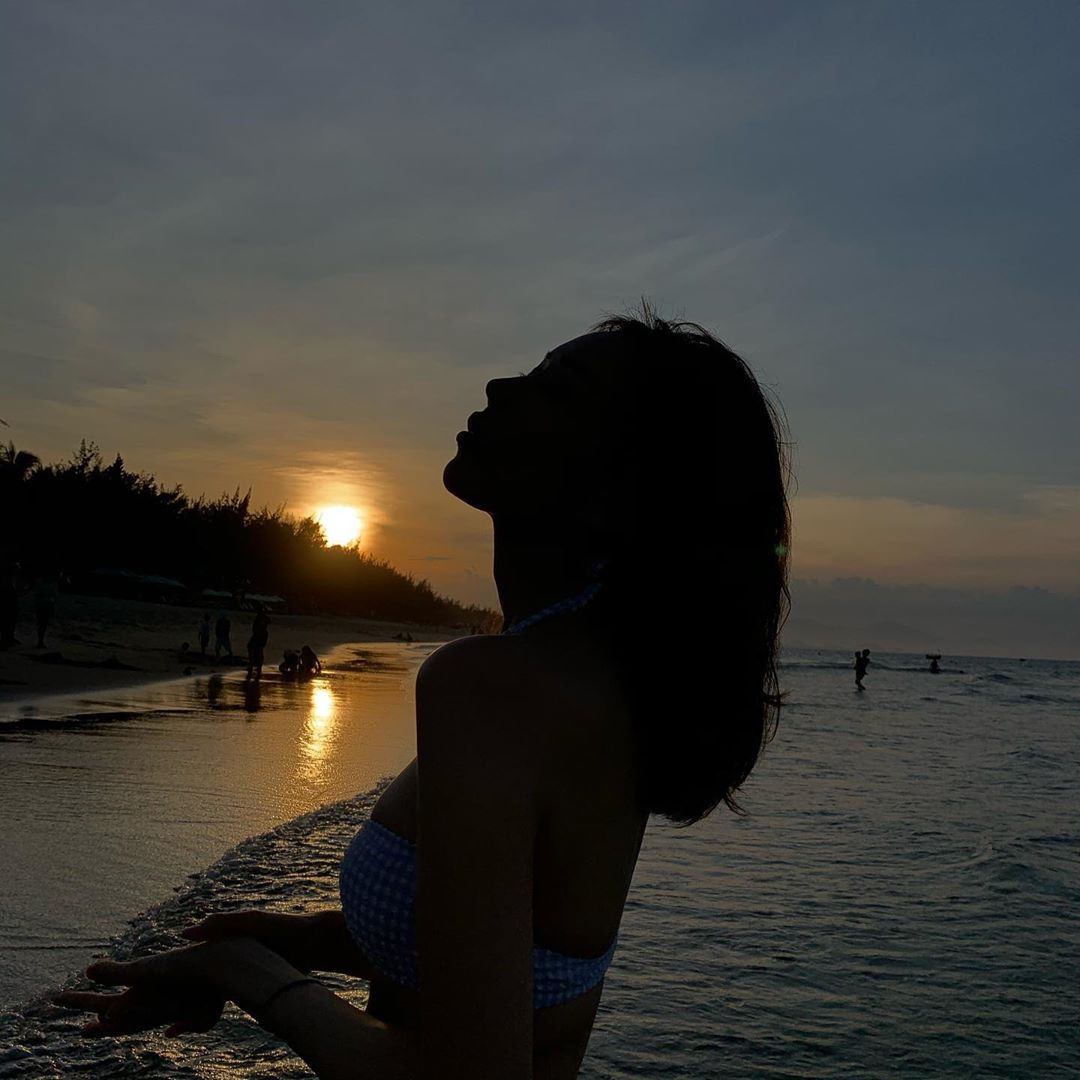 Nữ ca sĩ ‘Ghen Cô Vy’ thả dáng với bikini, đường cong gây sốt ảnh 6