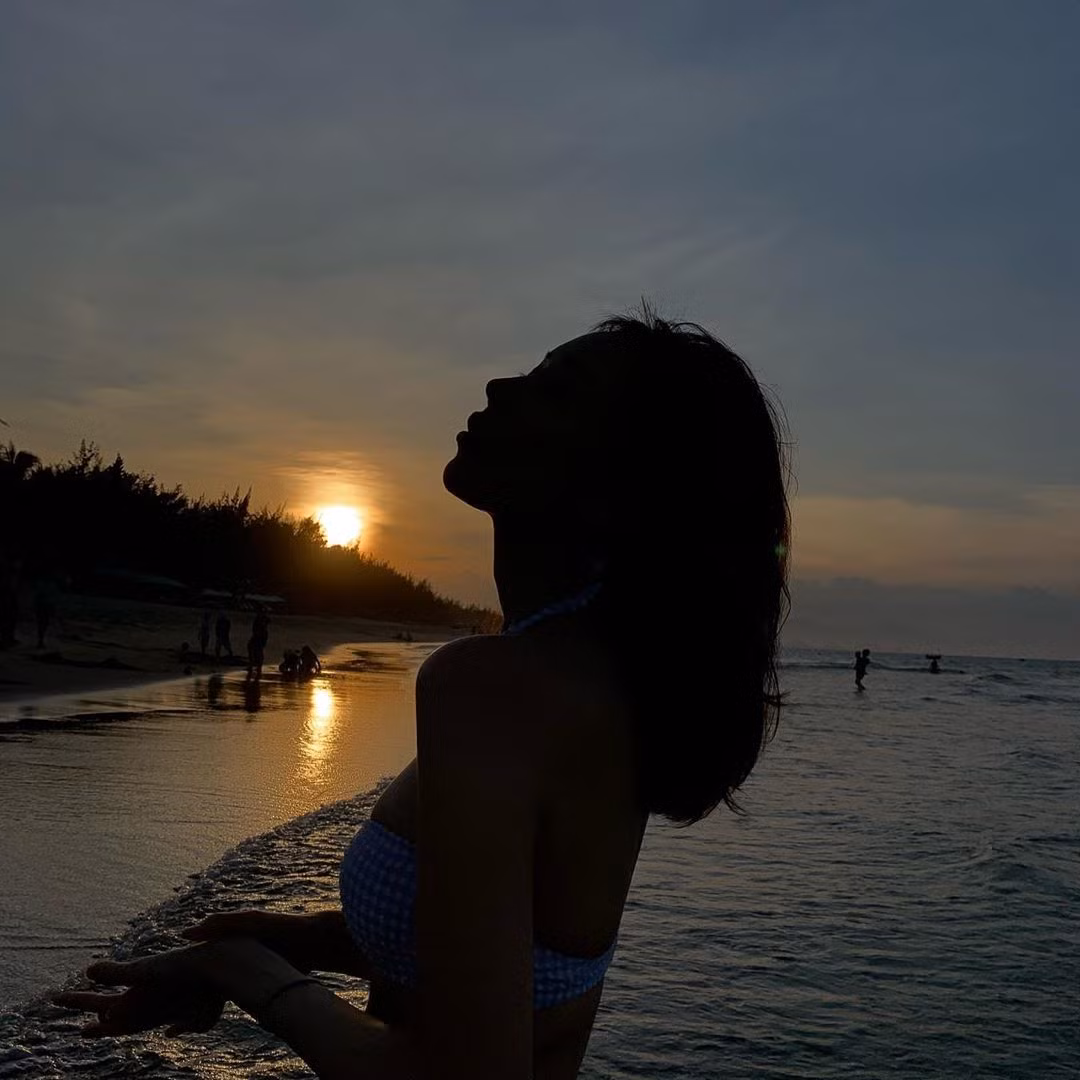 Nữ ca sĩ ‘Ghen Cô Vy’ thả dáng với bikini, đường cong gây sốt ảnh 6