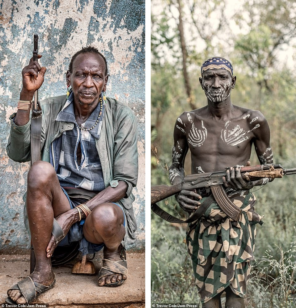 Bị vây cướp và bắt giữ, nhiếp ảnh gia chụp được bộ ảnh độc và ấn tượng về thổ dân Ethiopia ảnh 4