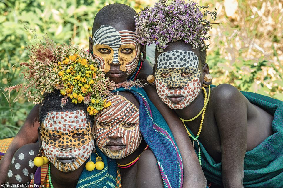 Bị vây cướp và bắt giữ, nhiếp ảnh gia chụp được bộ ảnh độc và ấn tượng về thổ dân Ethiopia ảnh 11