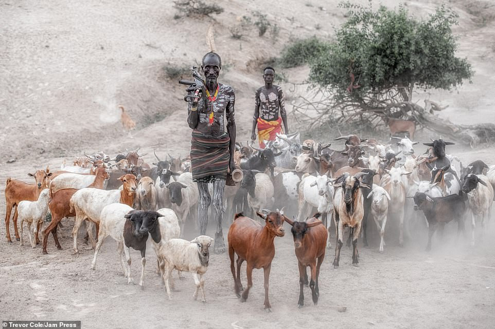Bị vây cướp và bắt giữ, nhiếp ảnh gia chụp được bộ ảnh độc và ấn tượng về thổ dân Ethiopia ảnh 6