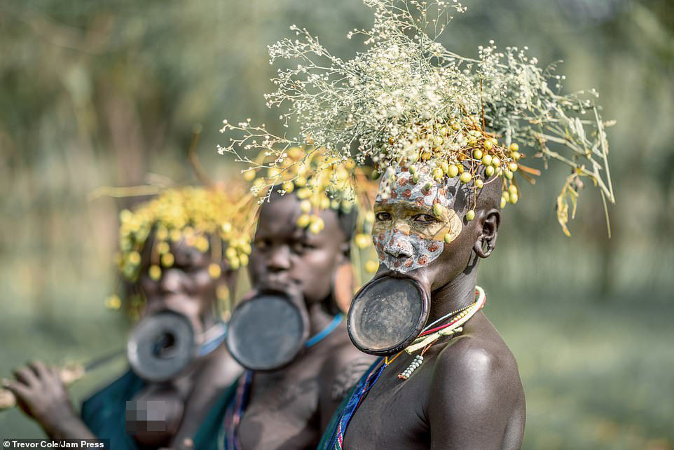 Bị vây cướp và bắt giữ, nhiếp ảnh gia chụp được bộ ảnh độc và ấn tượng về thổ dân Ethiopia ảnh 9