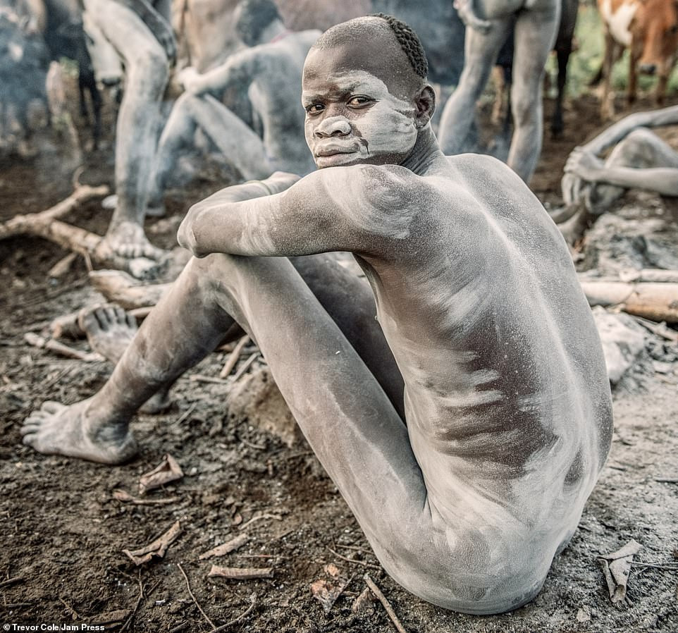 Bị vây cướp và bắt giữ, nhiếp ảnh gia chụp được bộ ảnh độc và ấn tượng về thổ dân Ethiopia ảnh 10