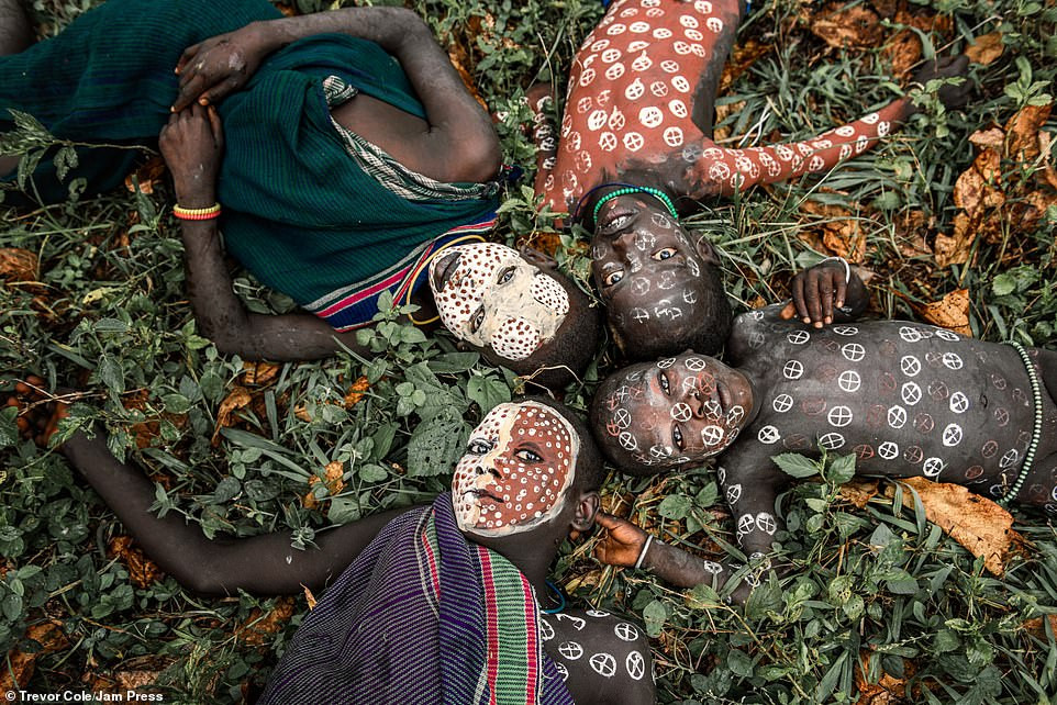 Bị vây cướp và bắt giữ, nhiếp ảnh gia chụp được bộ ảnh độc và ấn tượng về thổ dân Ethiopia ảnh 2