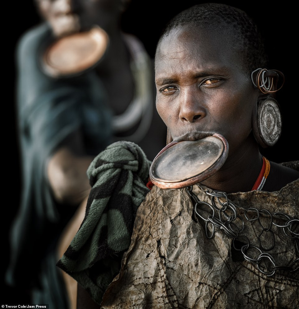 Bị vây cướp và bắt giữ, nhiếp ảnh gia chụp được bộ ảnh độc và ấn tượng về thổ dân Ethiopia ảnh 8