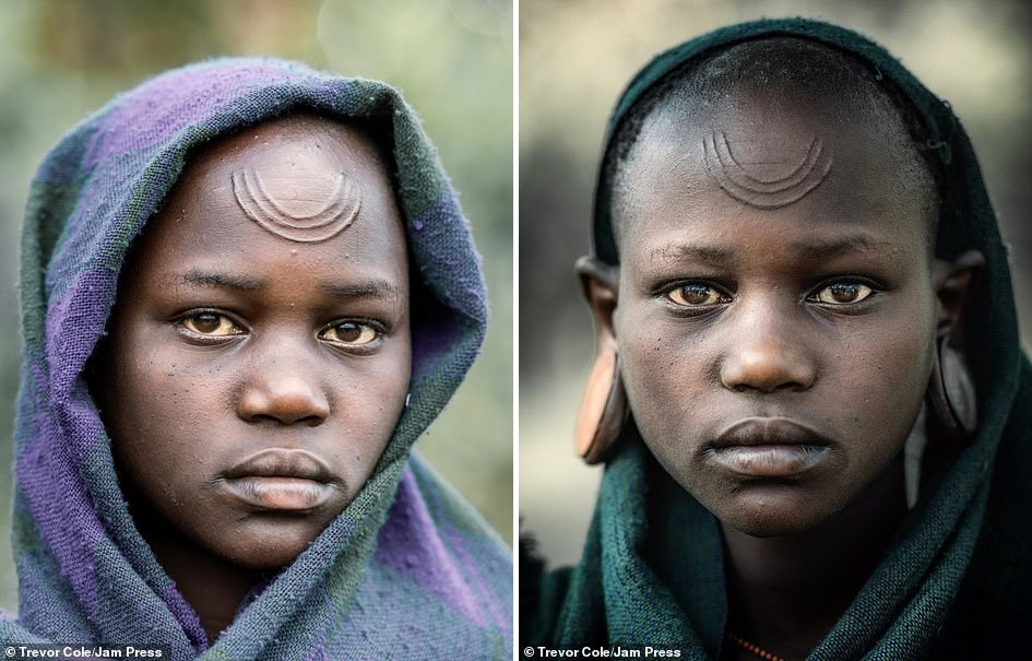 Bị vây cướp và bắt giữ, nhiếp ảnh gia chụp được bộ ảnh độc và ấn tượng về thổ dân Ethiopia ảnh 13