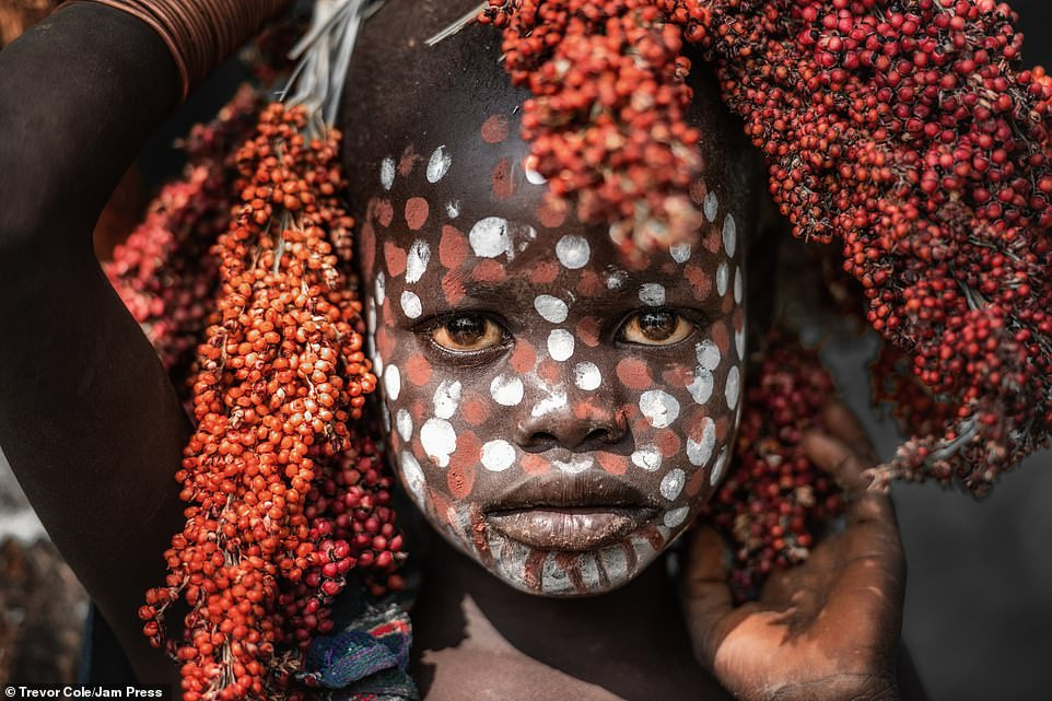 Bị vây cướp và bắt giữ, nhiếp ảnh gia chụp được bộ ảnh độc và ấn tượng về thổ dân Ethiopia ảnh 14