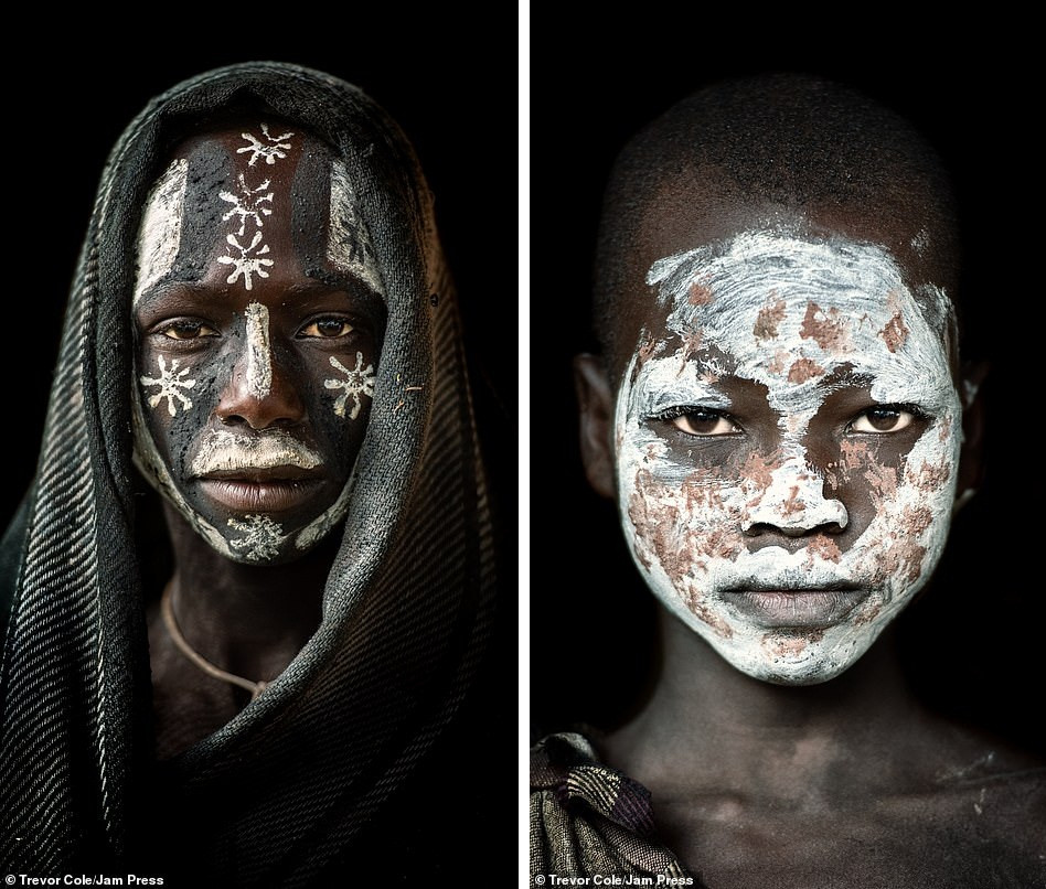 Bị vây cướp và bắt giữ, nhiếp ảnh gia chụp được bộ ảnh độc và ấn tượng về thổ dân Ethiopia ảnh 19