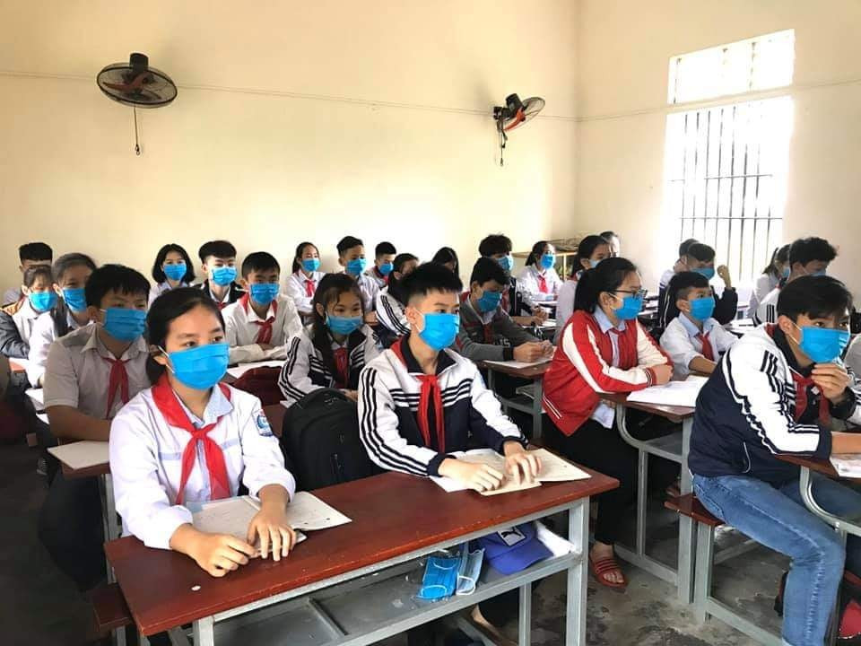 Ấn tượng hình ảnh ‘chiến sỹ áo xanh’ hỗ trợ phòng dịch tại các trường học ảnh 1