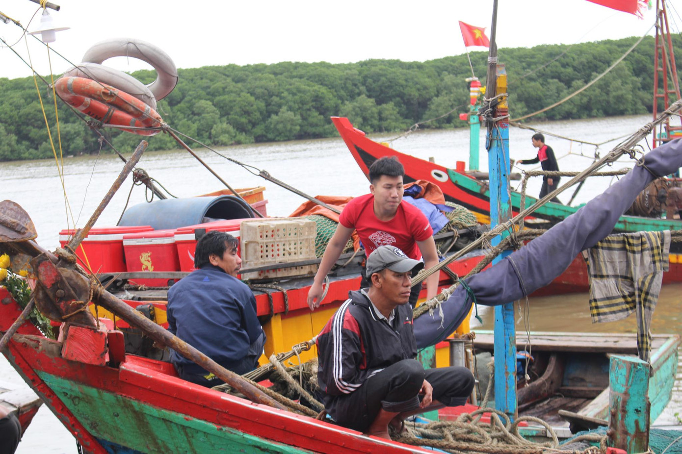 Cảng cá Lạch Vạn đông đúc, người dân thờ ơ với khẩu trang giữa đại dịch ảnh 4