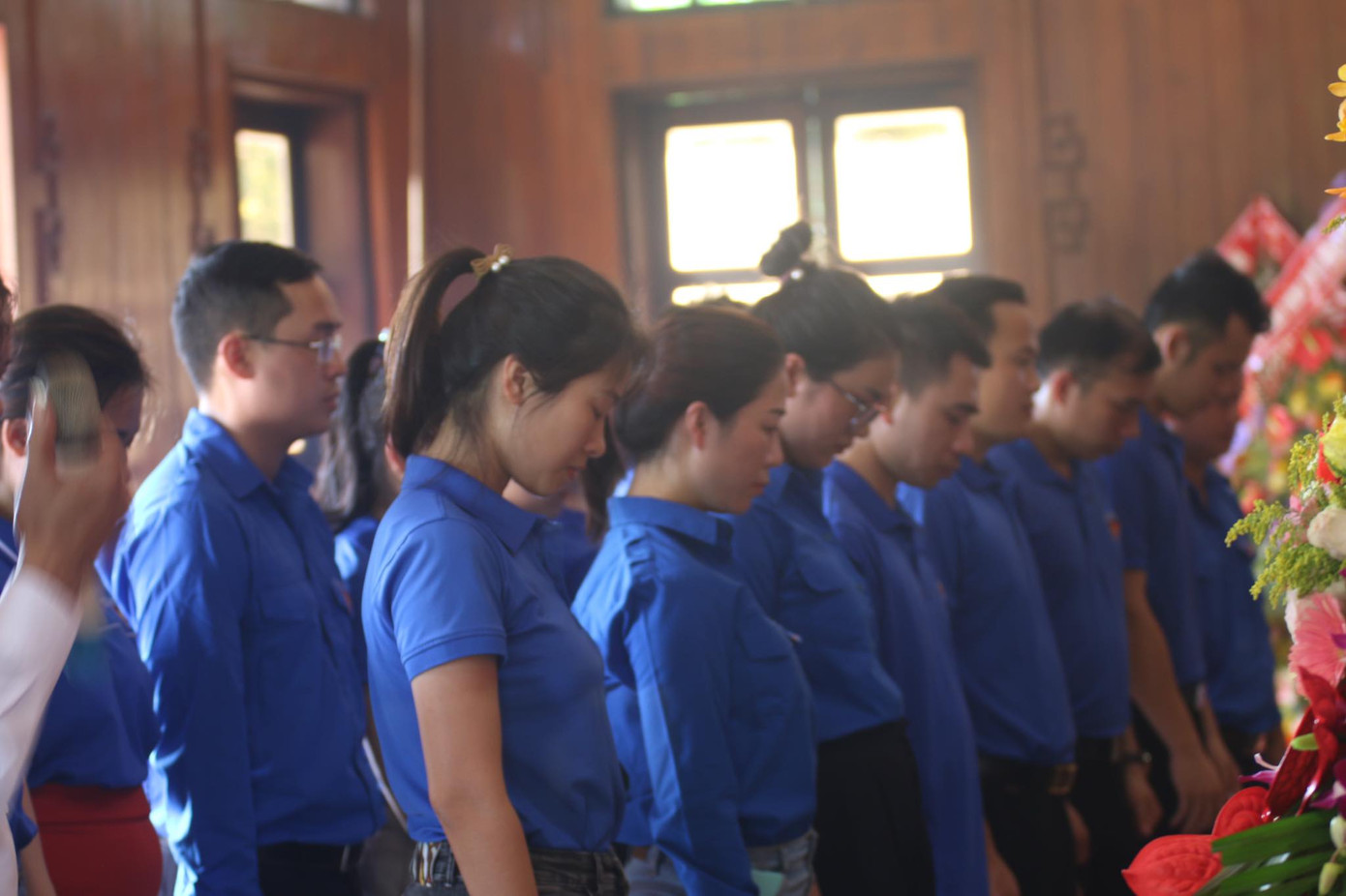 Trẻ em mặc áo đỏ sao vàng thả tim tại làng Sen quê Bác ảnh 5