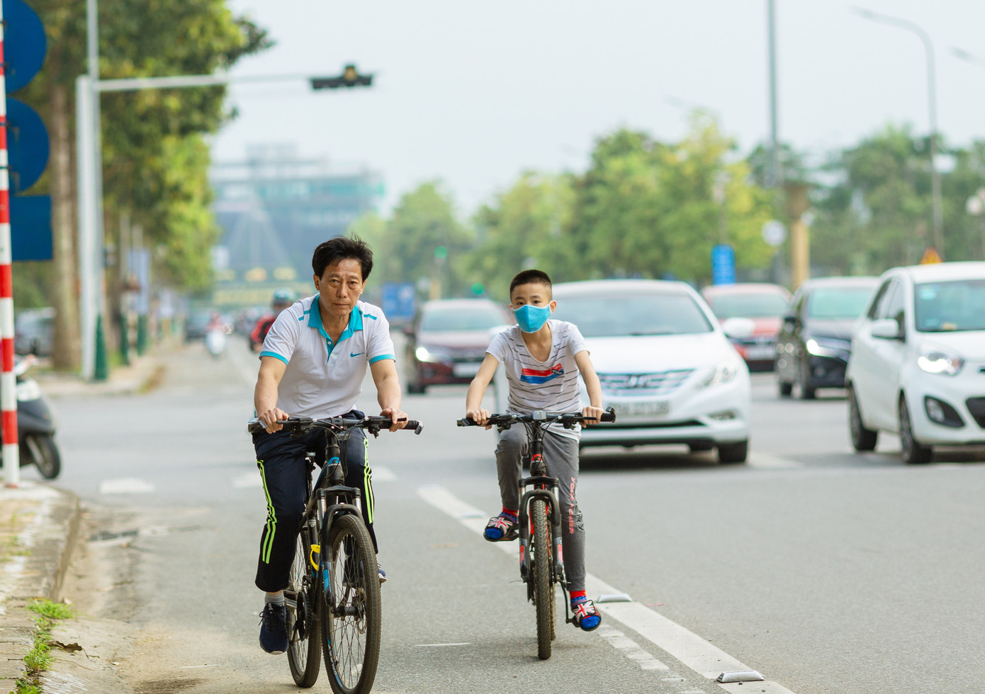 Thành phố Vinh đông đúc như chưa hề có 'cách ly toàn xã hội' ảnh 4