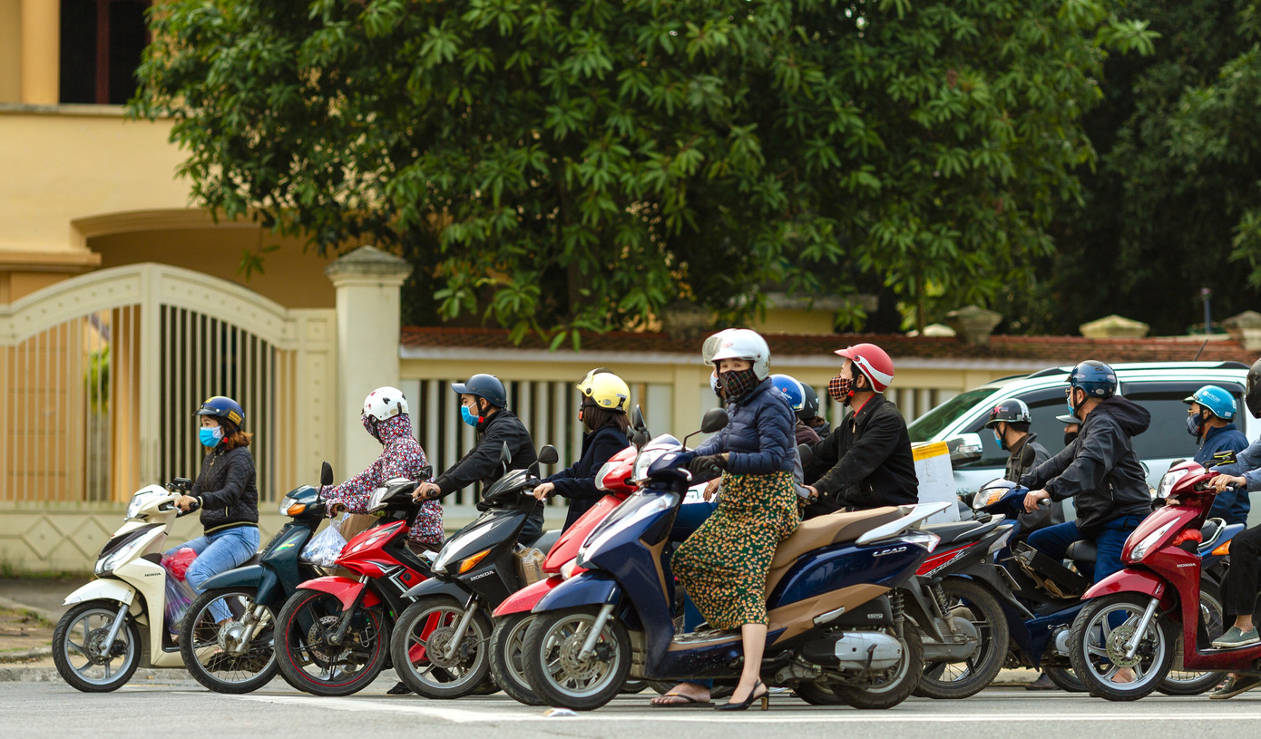 Thành phố Vinh đông đúc như chưa hề có 'cách ly toàn xã hội' ảnh 3