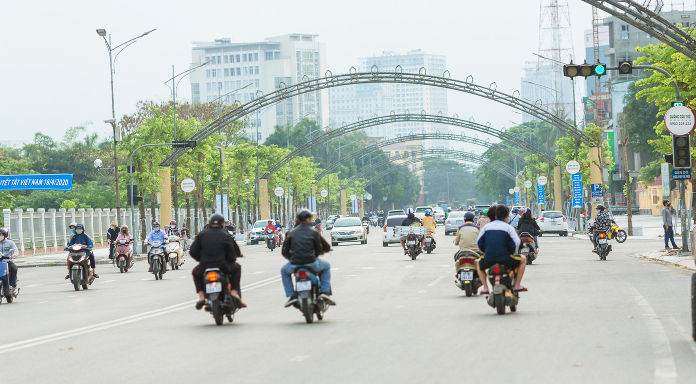 Thành phố Vinh đông đúc như chưa hề có 'cách ly toàn xã hội' ảnh 2