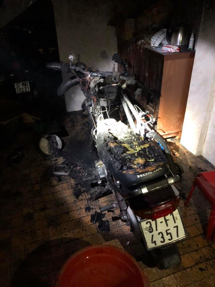 Phá cửa, giải cứu kịp thời 4 người mắc kẹt trong ngôi nhà bốc cháy ảnh 1