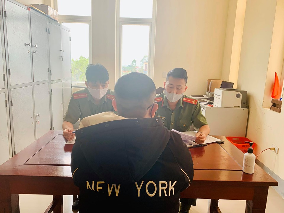 Mặc cảnh phục chụp ảnh 'câu like', nam thanh niên bị phạt 1 triệu đồng ảnh 1