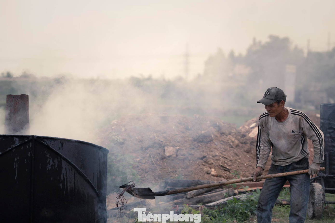Nhọc nhằn mưu sinh giữa trời nắng nóng 'đổ lửa' ở miền Trung ảnh 11