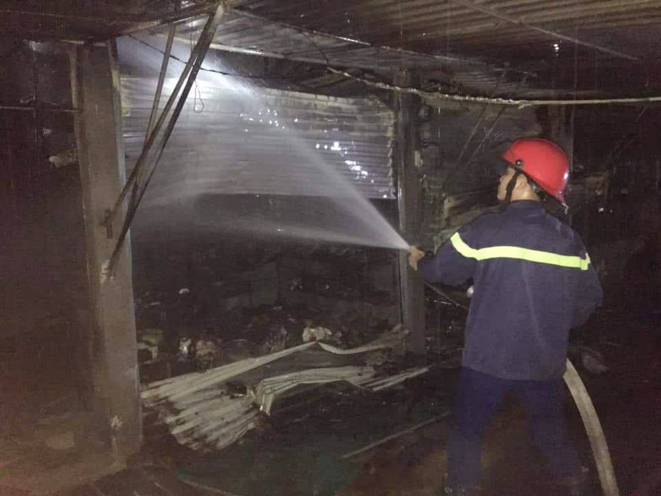 Cháy chợ Vân ở Nghệ An, hàng loạt ki-ốt bị thiêu rụi trong đêm ảnh 1