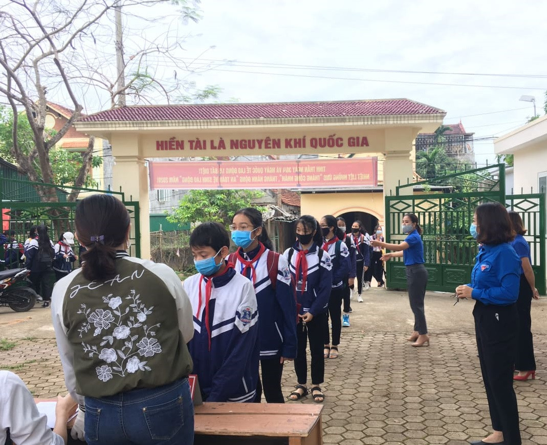 Ấn tượng hình ảnh ‘chiến sỹ áo xanh’ hỗ trợ phòng dịch tại các trường học ảnh 5