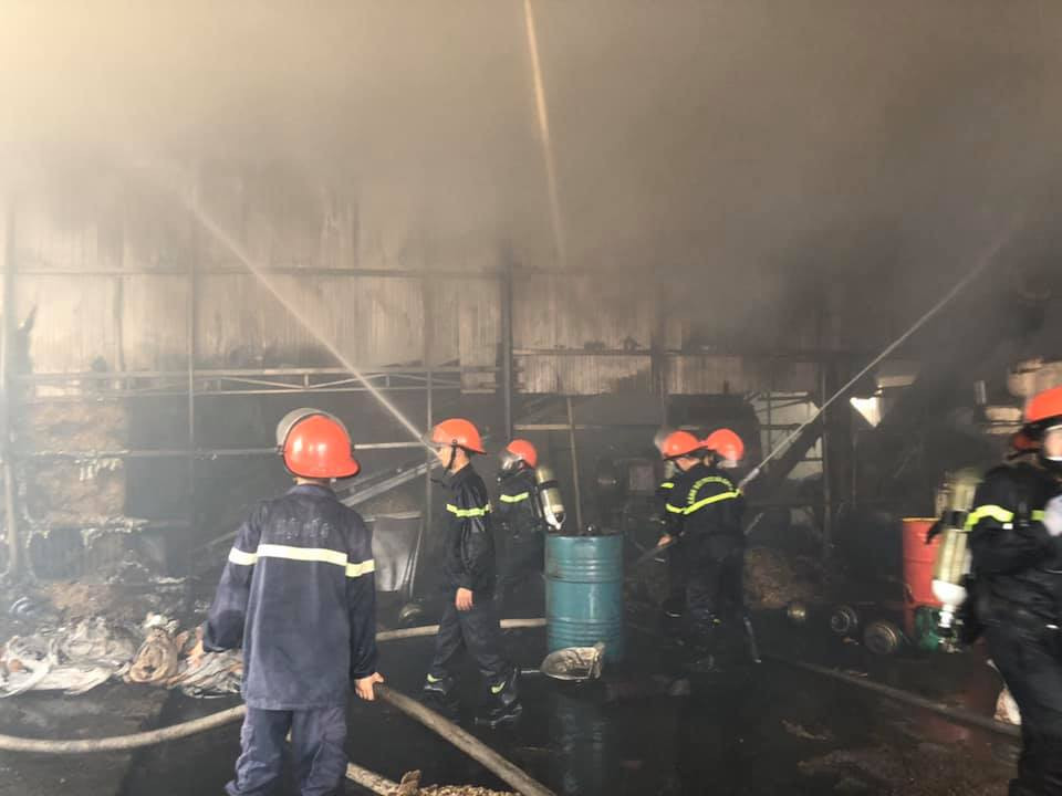 Cháy lớn tại cơ sở chế tạo viên nén gỗ rộng gần 1.000m2 ảnh 1