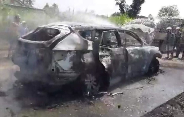 Ô tô bất ngờ bốc cháy nghi ngút khi đang lưu thông, tài xế bỏng nặng ảnh 2