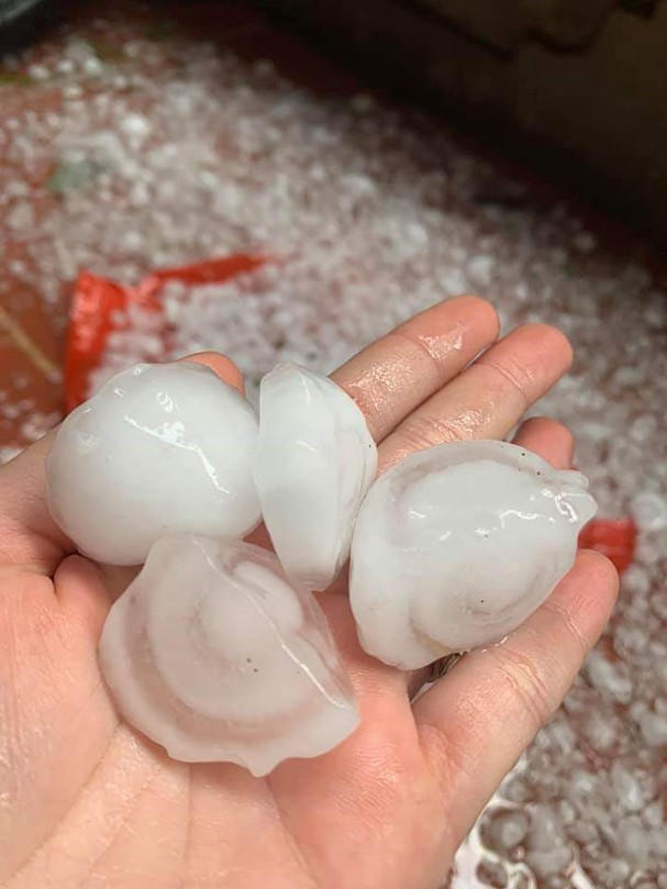 15 phút mưa đá, hàng trăm ngôi nhà bị thủng, tốc mái ảnh 2