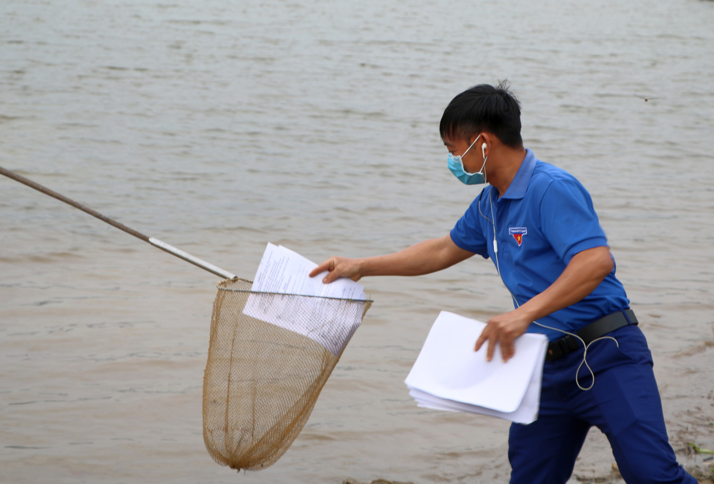 Thả bài tập vào vợt Nghỉ học vì COVID-19, các 'shipper áo xanh” mang bài đến tận nhà cho học sinh ảnh 8