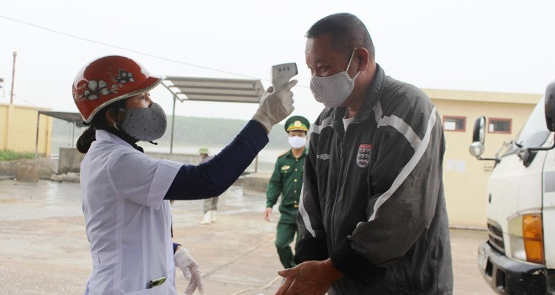 Căng dây thừng lập chốt kiểm soát, kẻ vạch trên phà để phòng COVID-19 ảnh 1