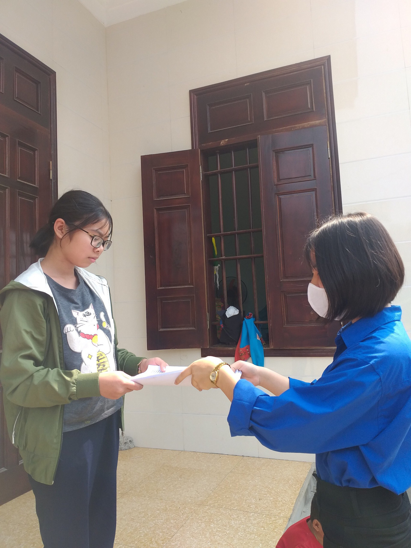 Nghỉ học vì COVID-19, các 'shipper áo xanh” mang bài đến tận nhà cho học sinh ảnh 6
